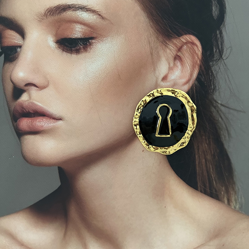 Exaggerated Black Enameled All – обзор и цена Vintage Fashion Collection