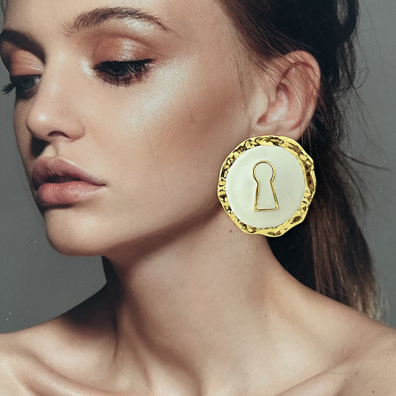 Exaggerated Black Enameled All – обзор и цена Vintage Fashion Collection